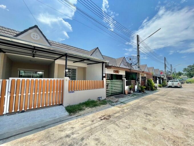 Townhouse located in the heart of Pattaya, on Soi Siam Country Club, in proximity to Mitkamol Intersection and Raiwanasin Market