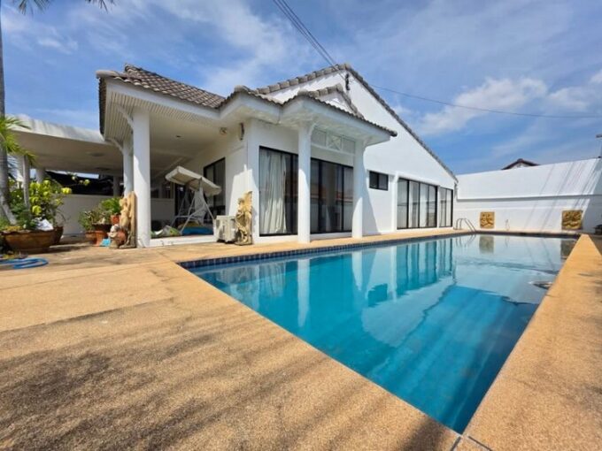 Single-family home with a pivate swimming pool, the pool villa located in Soi Siam Country Club, ideally situated in the heart of Pattaya, in proximity to the railway and Sawang Boriboon School