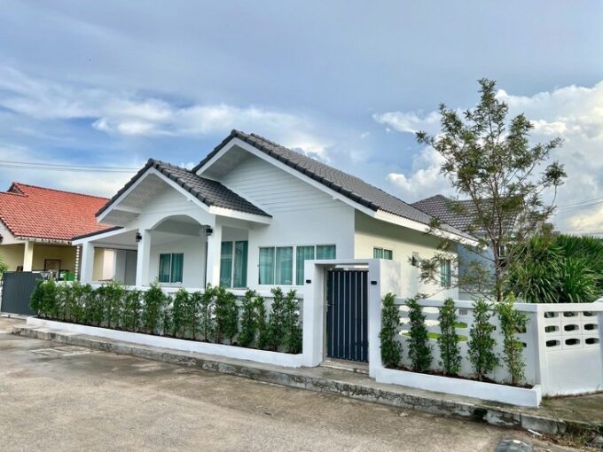 Pattaya corner house, Takhian Tia, Rong Po, in proximity to Sri Suwich School, encompassing an area of 71 square wah, featuring 3 bedrooms and 2 bathrooms