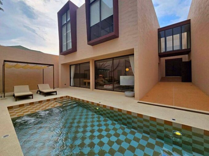 Recently constructed luxury pool villa situated in the heart of Pattaya, in proximity to Pratumnak Hill and Walking Street, featuring 5 bedrooms and 6 bathrooms