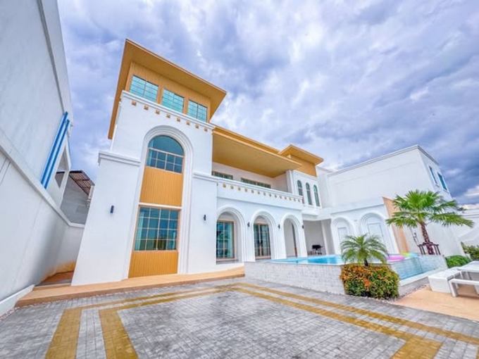 A lavish pool villa featuring a distinctive, contemporary design. The interior and exterior are exquisitely adorned. A valuable investment opportunity. Acquire it for immediate returns
