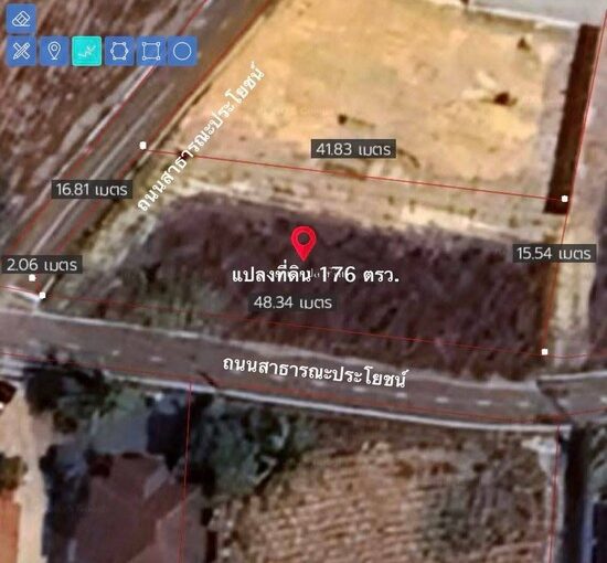 Expansive land with a wide frontage in Pattaya, situated near the periphery of Map Prachan Reservoir, ideal for constructing a pool villa. The extensive frontage allows for potential subdivision into multiple plots