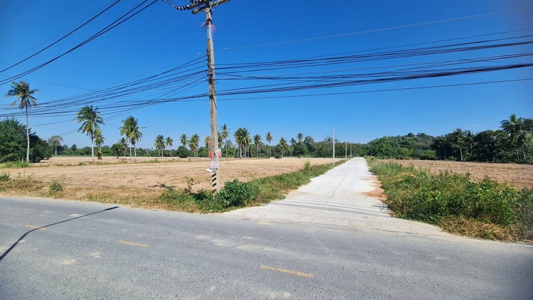 ที่ดินแบ่งขาายใกล้ขอบอ่างมาบประชันพัทยา