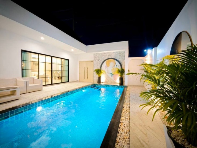 Pool villa located in the heart of Pattaya city on Chaiyapornwithi Road, in proximity to the dolphin show and the expressway. This residence features a modern Nordic design, comprising 3 bedrooms and 4 bathrooms