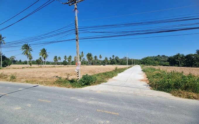 Prime land in Pattaya close to the Mab Prachan Reservoir. Water, electricity, and drainage systems are readily accessible. The land is subdivided into plots for sale, offering convenient access