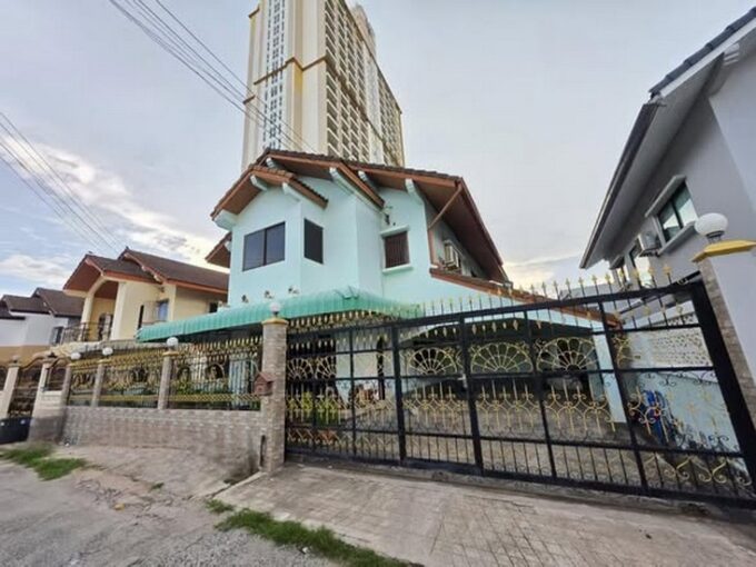 House in Pattaya Prime Location, situated in the heart of the city, in proximity to shopping malls and the beach, offered at a price below market value. An exceptional opportunity for investors 4bedrooms 2bathrooms