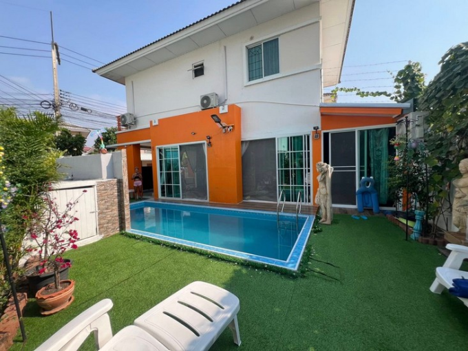 Jomtien Chaiyapruek detached house, a two-story home featuring a private swimming pool. Ideally situated within a tranquil and secure development, conveniently located just prior to the railway crossing