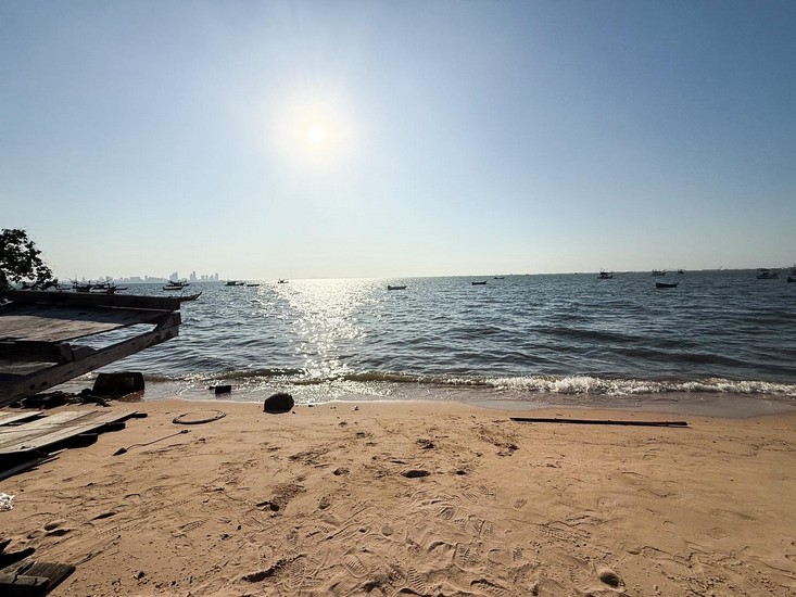 ที่ดินติดทะเลบางละมุงพัทยา ทำเลทอง เหมาะสำหรับทำพูลวิลล่า หรือ ทำร้านอาหารติดทะเล