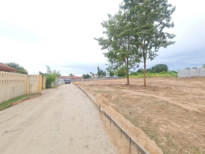 A stunning piece of land in Bang Saray, offering picturesque mountain views, a delightful ambiance, and invigorating fresh air, reminiscent of Northern Thailand. Size: 1 rai or 1600 square meters