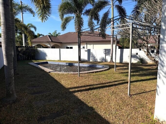 Pattaya house featuring a private pool on an expansive plot in Map Prachan, Pattaya, in proximity to Regent International School Pattaya. 115 sq.wa., 3 bedrooms, 2 bathrooms