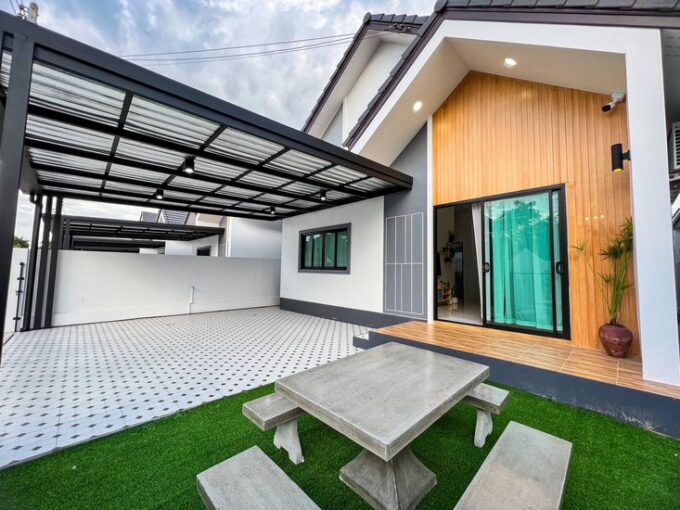 Modern-style detached house in Sattahip, located near the J intersection on Sukhumvit Road, available for immediate occupancy
