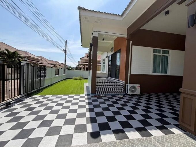 Detached house within a gated community, featuring 3 bedrooms and 2 bathrooms, situated in Bang Saray, Pattaya, in proximity to the J Junction market and Sukhumvit Road