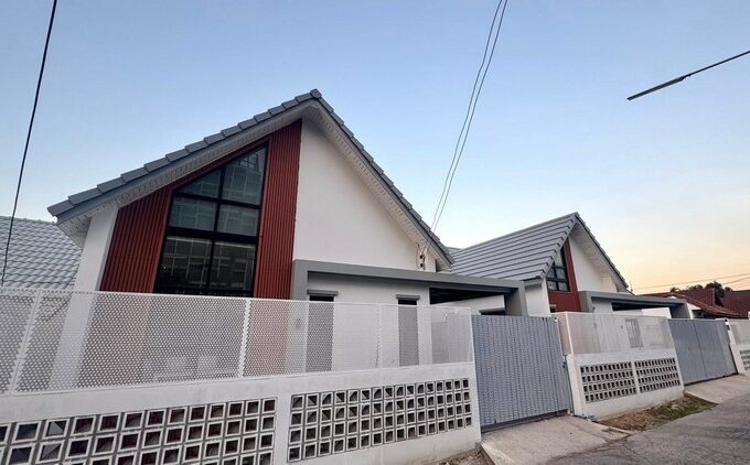 Newly constructed detached house in Pattaya, Soi Pornprapha Nimit, in proximity to Raiwanasin Market and Siam Country Club Pattaya. Features include 3 bedrooms and 2 bathrooms