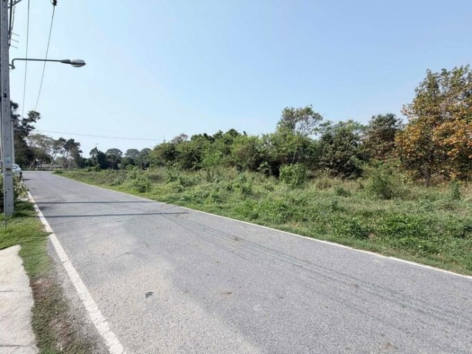 Land in Pattaya Najomtien Prime location available for sale near the sea in Na Jomtien, Pattaya. More than 1 rai of land adjacent to Sunset Park Hotel, Na Jomtien Pattaya