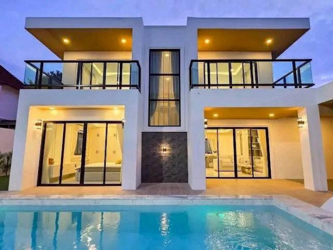 A luxurious pool villa situated in the heart of Pattaya, conveniently located near Thepprasit main road, in proximity to Rattanagorn market, and merely 3 km from the beach