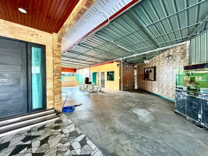 Single-family home in Chaiyapruk 2, Pattaya, in proximity to M Market. The residence is situated on a 118 square wa (approximately 472 square meters) lot.