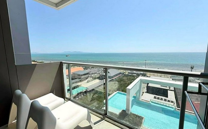 Aeras Beachfront Condominium on Jomtien Beach Road Pattaya for Sale