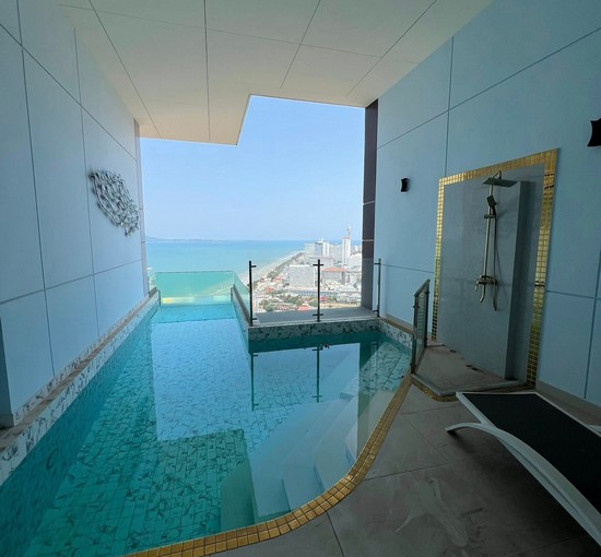 Beachfront Condo in Jomtien Pattaya with Private Swimming Pool