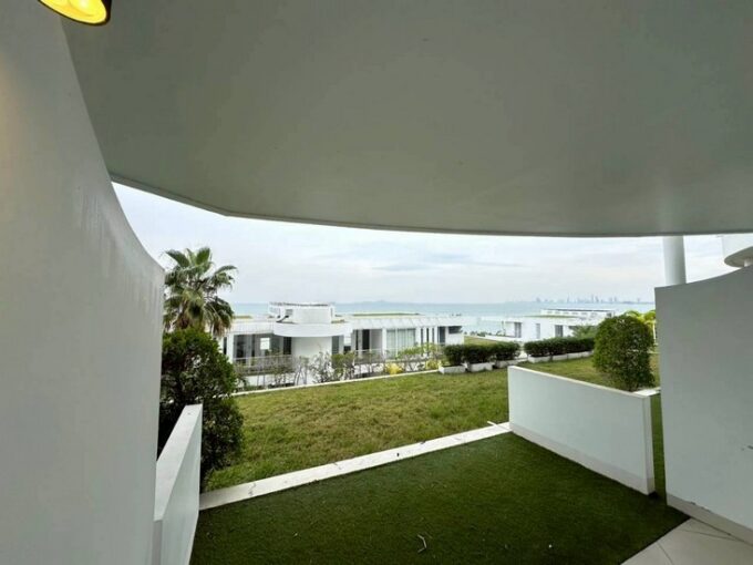 Condominium in a beachfront development in Na Jomtien, Pattaya. Pure Sunset Beach condo, spacious studio unit with ocean view