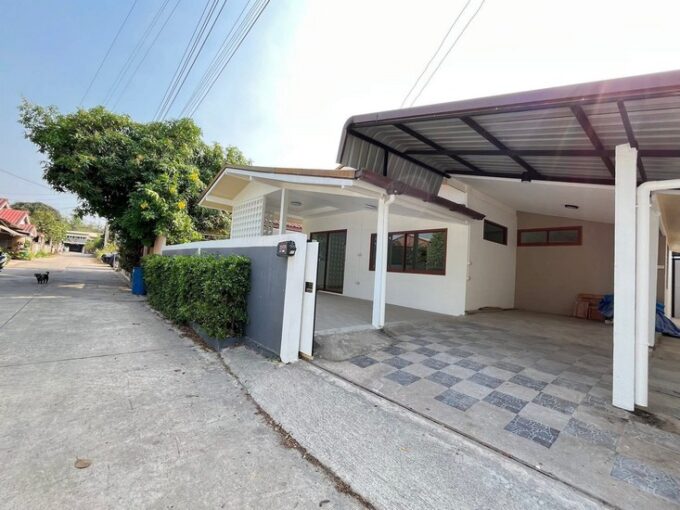 Affordable detached home in Pattaya, featuring 3 bedrooms and 2 bathrooms, situated in a prime location near the expressway on Soi Guan Yu Pattaya