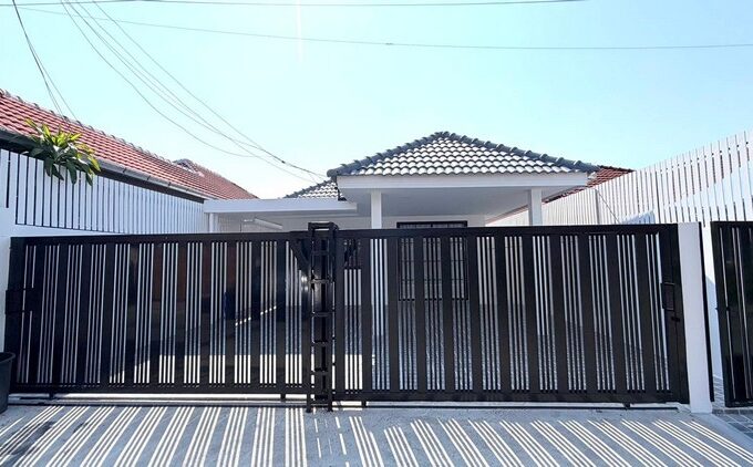 Recently renovated residence in Pattaya, Soi Noen Plub Wan, conveniently located near Sukhumvit Road, in the city's center, and in proximity to The Chill shopping mall