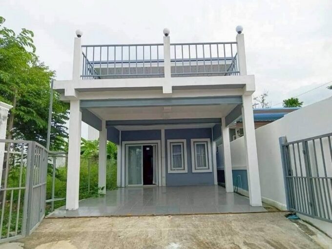 Single-family home in Chak Nok, Pattaya, encompassing 30 square wah or 120 square meters, featuring 2 bedrooms and 1 bathroom. Affordable residence available for sale in Pattaya