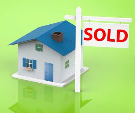 บ้าน คอนโด ที่ดิน ขายแล้ว Sold | บ้านพัทยา คอนโดพัทยา ที่ดินพัทยา ขาย-ให้เช่า อสังหาริมทรัพย์ในพัทยา - Pattaya Houses, Pool Villas and Condos for sale and for rent White house with a blue roof and a 'SOLD' sign, indicating the property has been sold on a bright green background.