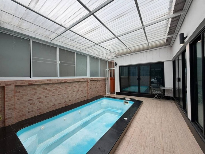 house with private pool in chaiyapornwithi pattaya located near crocodile farm and million year stone park