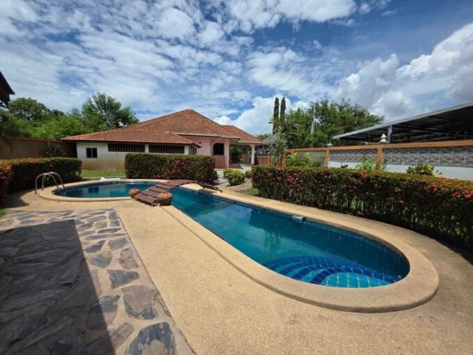 Expansive plot pool villa located in the Nong Ket Noi area of Pattaya, in proximity to an international school. Features include 3 bedrooms and 2 bathrooms