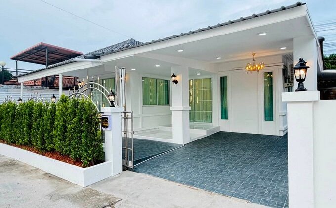 Detached house in Pattaya, centrally located on Soi Siam Country Club, in proximity to Mab Prachan Reservoir. Fully furnished and Built In throuughout, featuring 2 bedrooms and 2 bathrooms.