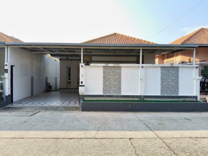 Detached house located in the heart of Pattaya, within Rattanagorn Village on Soi Siam Country Club. The land area spans 50 square wah or 200 square meters