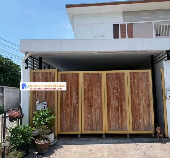 Townhouse in Pattaya Jomtien, located in Pattaya Jomtien beach side of Soi Wat Boonkanjana. Ideal for either business or residential purposes