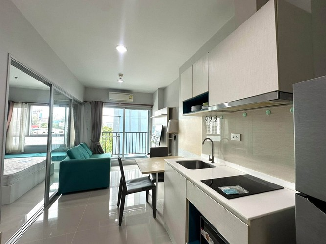 Centric Sea condominium in central Pattaya is being offered below market value. A foreign quota is available. Situated in the heart of Pattaya, it is in close proximity to Terminal 21 and Central Marina