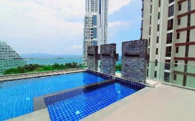 Affordable 1-bedroom, 1-bathroom condominium located near Wong Amat Beach in Pattaya. Foreign quota is available